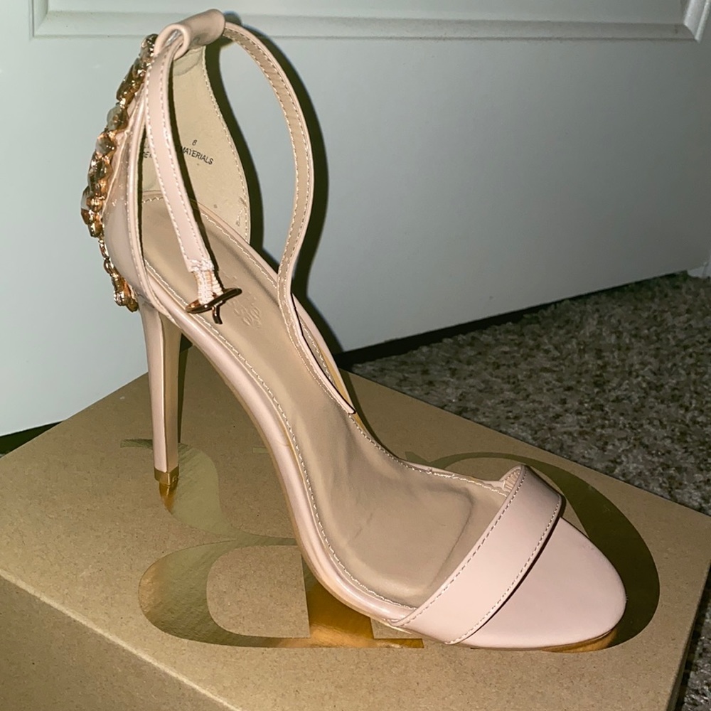 Nude heel